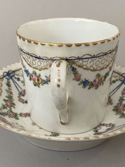 PARIS
Tasse de forme litron et sa soucoupe...