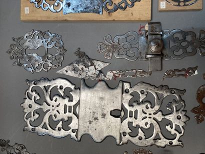 Éléments de ferronnerie d'armoire, de serrurerie,...