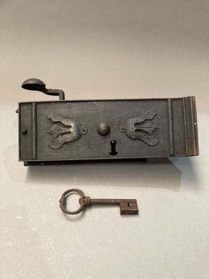 Deux importantes serrures de forme carrée...