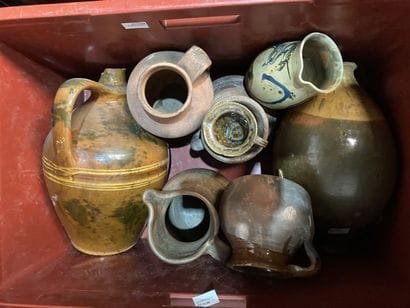 Mannette comprenant pichets, assiettes, coupes,...