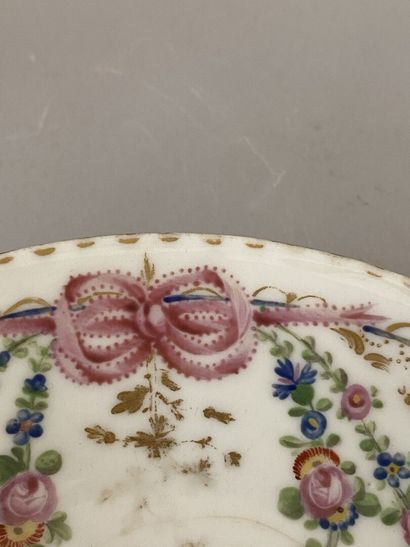 PARIS
Tasse de forme litron et sa soucoupe...