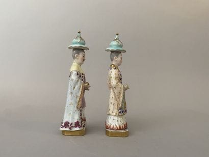 Lot composé de deux flacons couverts en porcelaine...