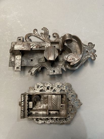 Trois éléments de serrurerie ancienne, décorés,...