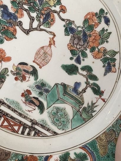 CHINE
Assiette en porcelaine à décor polychrome...