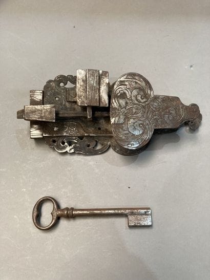 Trois éléments de serrurerie ancienne, décorés,...