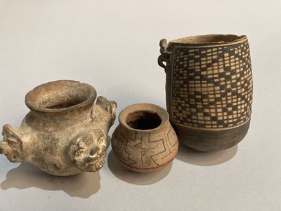 Ensemble d'éléments archéologique en terre...