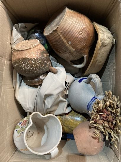 Mannette comprenant pichets, assiettes, coupes,...