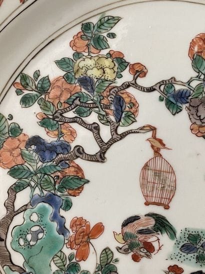 CHINE
Assiette en porcelaine à décor polychrome...