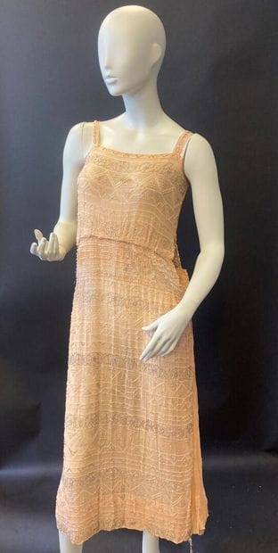 Partie de la garde-robe du soir d'une élégante,...