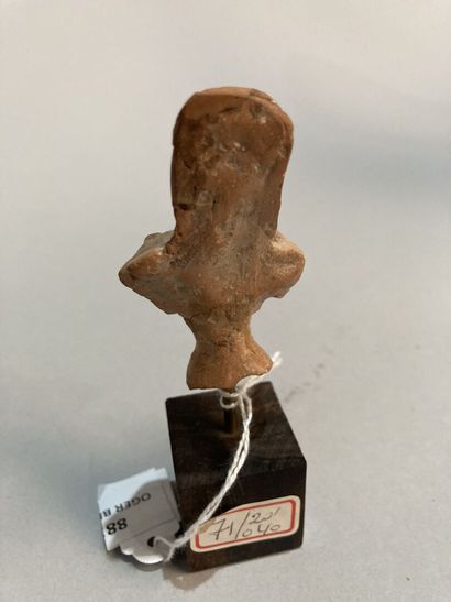 Trois idoles en terre cuite dont une à bec...