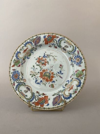 CHINE
Assiette en porcelaine à décor polychrome...
