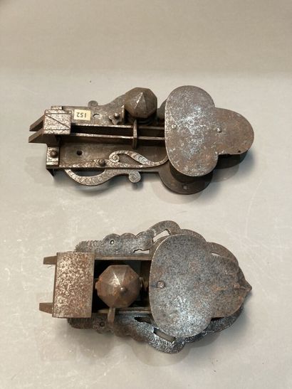 Trois serrures anciennes dont deux serrures...
