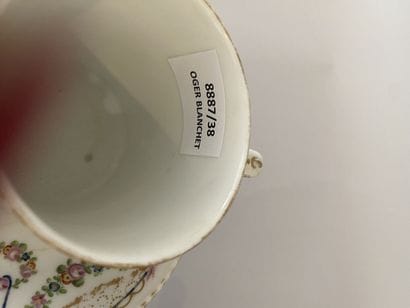 PARIS
Tasse de forme litron et sa soucoupe...
