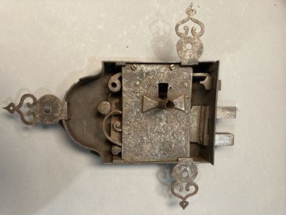 Deux éléments de serrurerie anciens en fer...