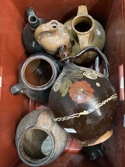 Mannette comprenant pichets, coupes, gourdes...