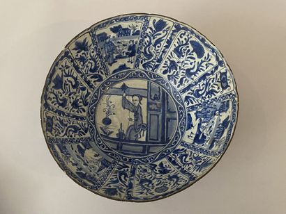 CHINE, 
Grand bol en porcelaine à décor en...