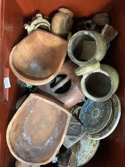 Mannette comprenant pichets, assiettes, coupes,...