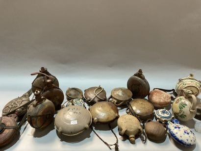 Mannette comprenant un ensemble de gourdes.
En...
