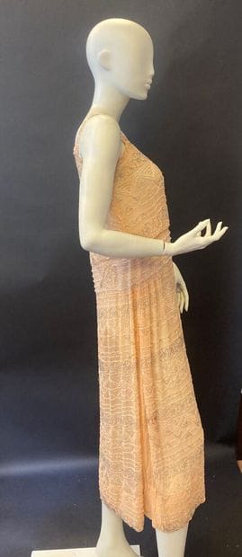 Partie de la garde-robe du soir d'une élégante,...