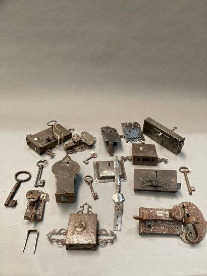 Ensemble comprenant serrures, clefs de différents...