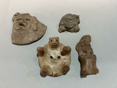 Ensemble d'éléments archéologique en terre...