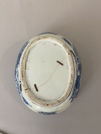 CHINE
Terrine ovale couverte en porcelaine...