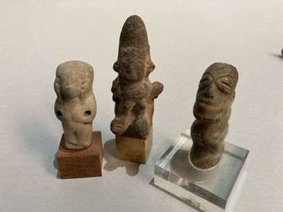 Neuf figurines en terre cuite figurant des...