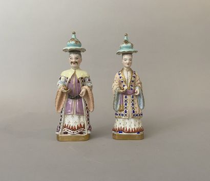Lot composé de deux flacons couverts en porcelaine...