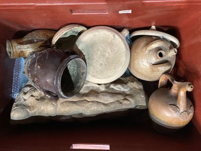 Mannette comprenant pichets, assiettes, coupes,...