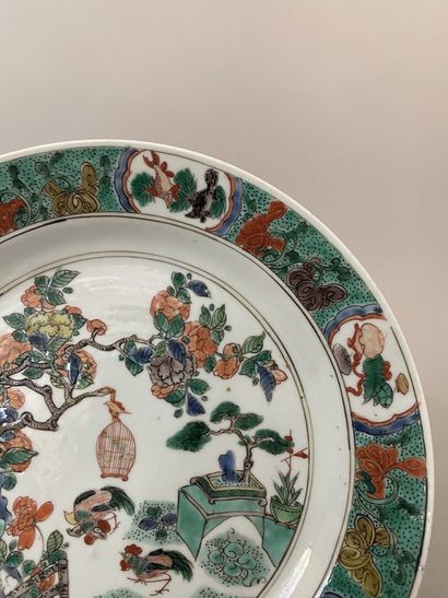 CHINE
Assiette en porcelaine à décor polychrome...