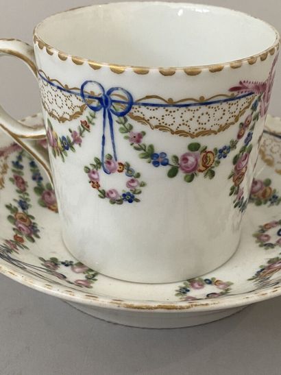 PARIS
Tasse de forme litron et sa soucoupe...