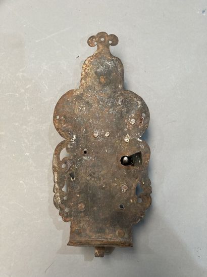 Trois éléments de serrurerie ancienne, décorés,...