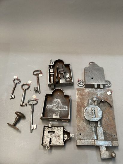 Mécanisme de serrurerie, serrure et clefs...