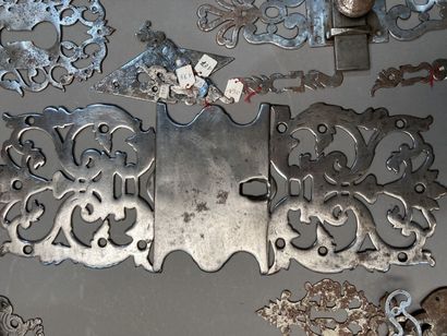 Éléments de ferronnerie d'armoire, de serrurerie,...