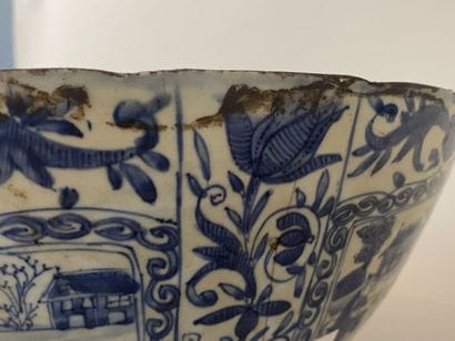 CHINE, 
Grand bol en porcelaine à décor en...