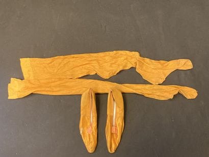 Eléments de costume d'une garde-robe bourgeoise,...