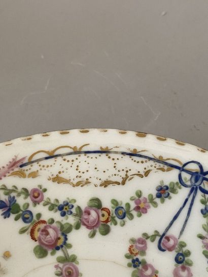 PARIS
Tasse de forme litron et sa soucoupe...