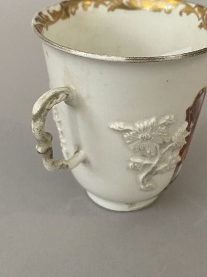MEISSEN
Tasse en porcelaine à décor en relief...
