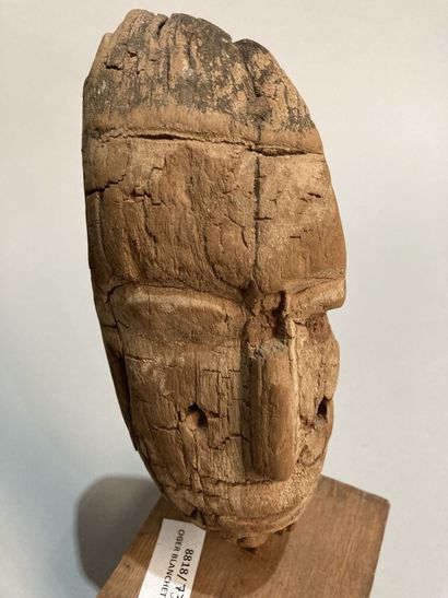 ART PRIMITIF - OCEANIE 
Tête d'homme stylisée...