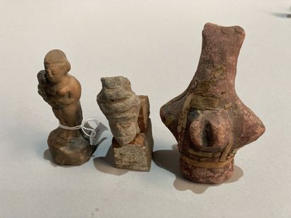 Neuf figurines en terre cuite figurant des...