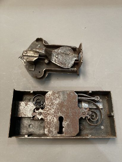 Deux serrures en fer forgé 
Travail étranger.
XVIIIème...