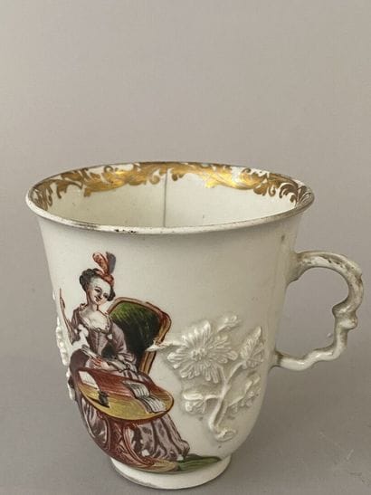 MEISSEN
Tasse en porcelaine à décor en relief...