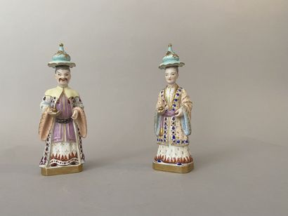 Lot composé de deux flacons couverts en porcelaine...