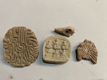 Quatre plaques de votives en terre cuite...