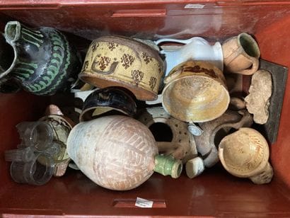 Mannette comprenant pichets, assiettes, coupes,...