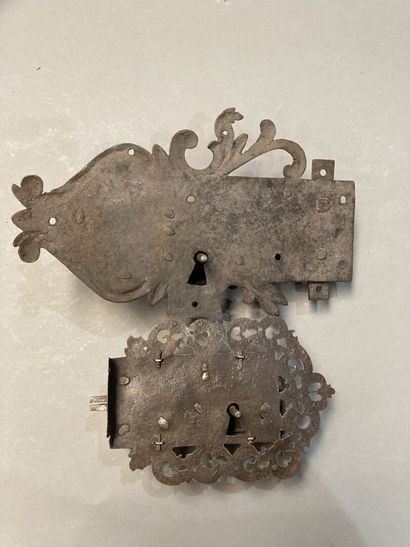 Trois éléments de serrurerie ancienne, décorés,...