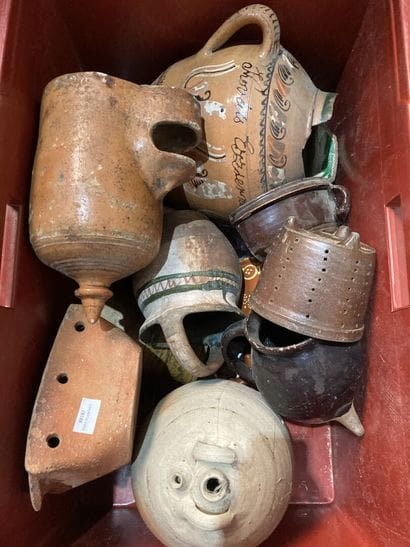 Mannette comprenant pichets, assiettes, coupes,...
