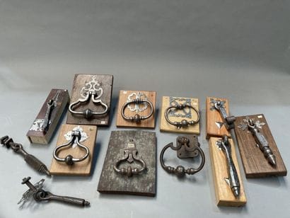 Lot de six heurtoirs et quatre marteaux en...