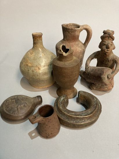 Ensemble d'éléments archéologique en terre...