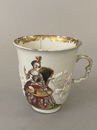 MEISSEN
Tasse en porcelaine à décor en relief...